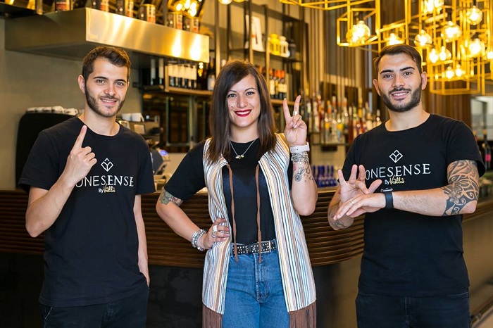 One sense: è italiano il primo ristorante dove si parla la lingua dei segni