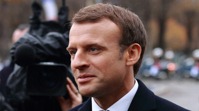 Gaffe di Macron, l’ennesima, infiamma i francesi in difficoltà: «i poveri…»