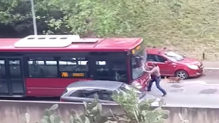 Follia a Roma: autista del bus investe pedone dopo una lite, spunta il video