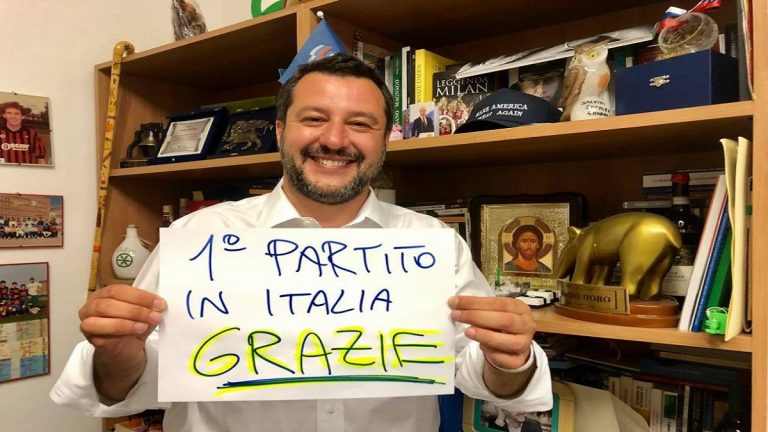 La foto disordinata di Salvini: oggetti casuali o tutto pianificato a tavolino?