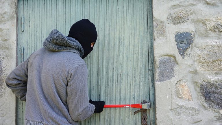 Varese: 5 ladri entrano in casa ma arrivano i proprietari e finisce male