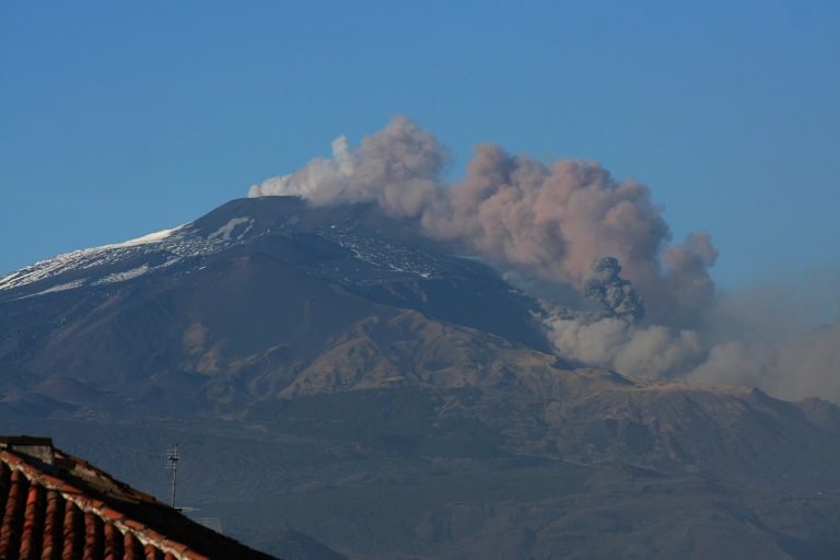 Etna si risveglia, gli esperti: «Nuova fase, potrebbe durare mesi» – Video