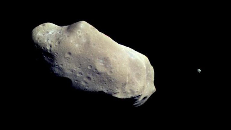 Apophis, l’enorme asteroide cambia rotta: più probabilità che ci colpisca