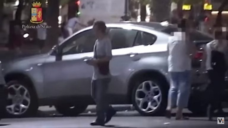 Torna in auto e trova un parcheggiatore abusivo: si ribella ma finisce male