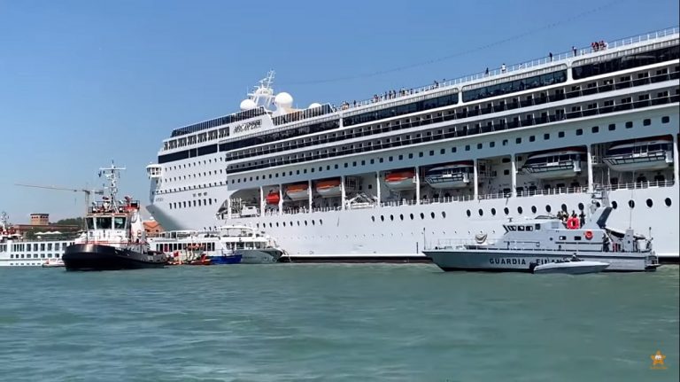 Venezia, tragedia sfiorata: nave da crociera urta battello, turisti nel panico