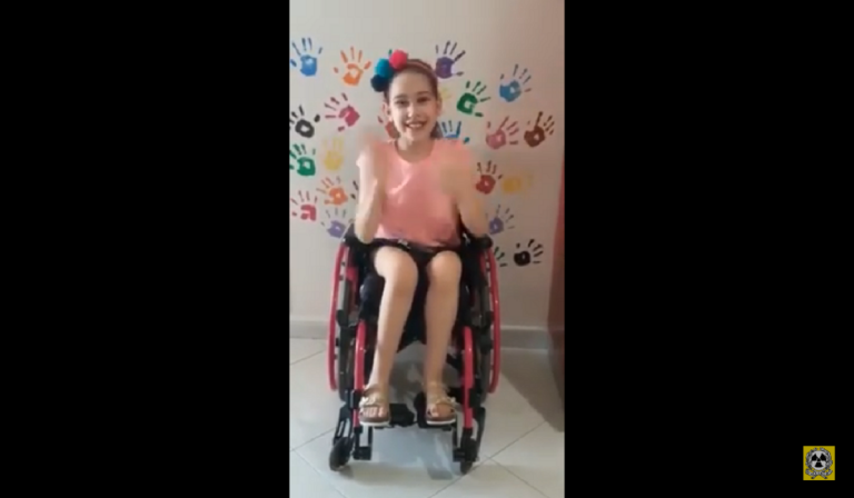 Elena, 9 anni, lancia un video appello agli italiani dalla sua sedia a rotelle