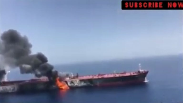 Petroliere sotto attacco, panico nel Golfo di Oman: chi ha lanciato il siluro?
