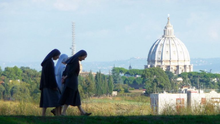 Suore francesi vogliono denunciare il Vaticano: cosa accade nella Chiesa?