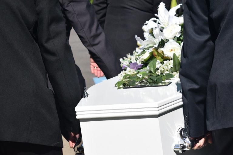 Rischia di essere sepolto vivo, 25enne apre gli occhi durante il funerale