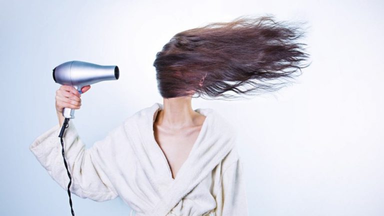 Ecco cosa succede ai capelli quando usi questi 4 metodi invece di lavarli