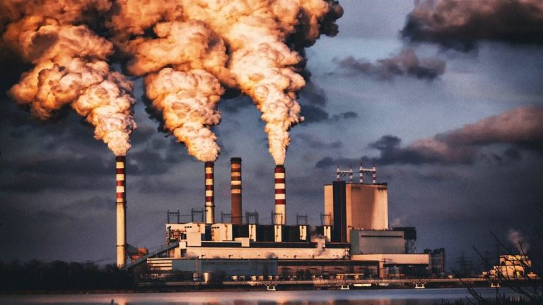 Qual è l’industria che inquina di più? È proprio quella che dovrebbe curarci