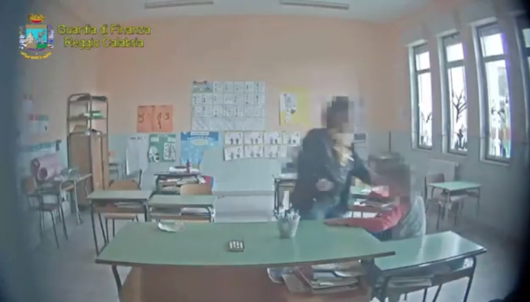 Maestra sospesa, minacciava e picchiava: «Siete stupidi maiali» – Video