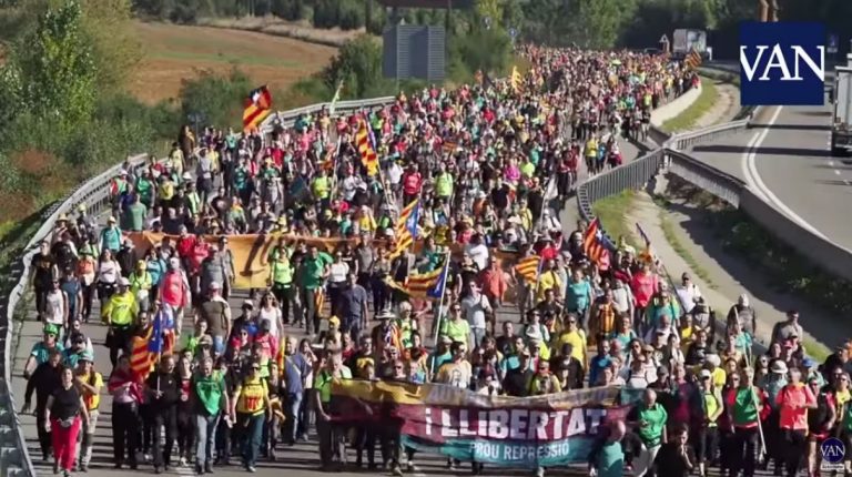 Caos Spagna: proteste in tutta Catalunya, centinaia di voli annullati – Video