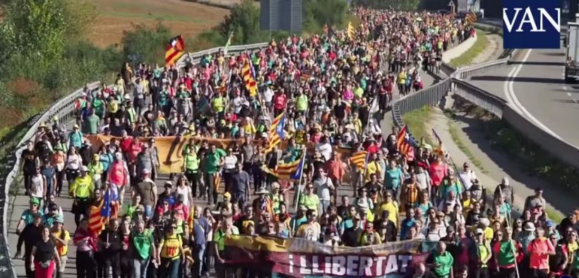 Indipendentisti catalani marciano verso Barcellona