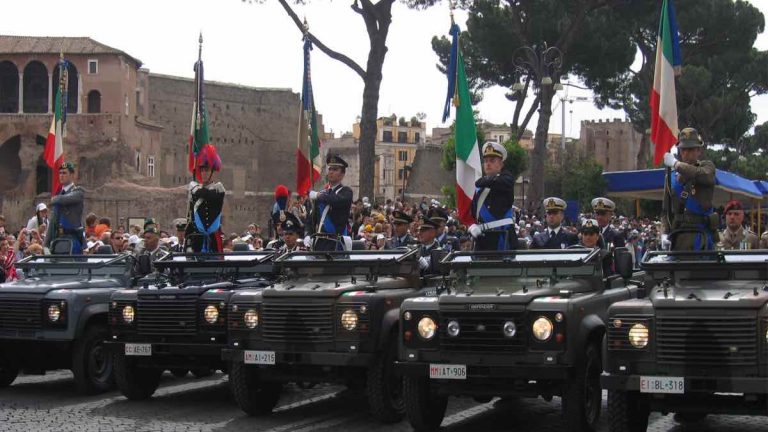 Preside invita 2 militari al liceo, i prof boicottano: «L’Italia ripudia la guerra»