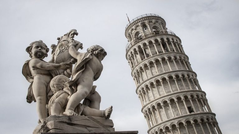 Medici americani arrestati a Pisa: ecco cosa stavano facendo sopra la torre