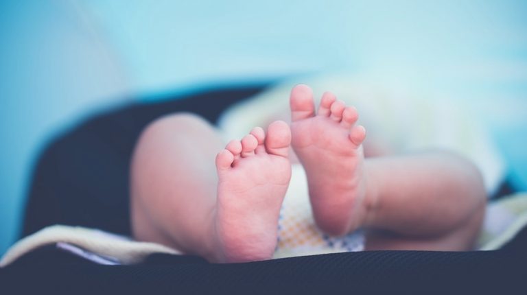 Nasce con la “malattia di Arlecchino” e i genitori lo abbandonano