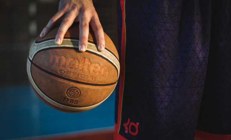 Tragedia nel basket: giocatore muore in campo