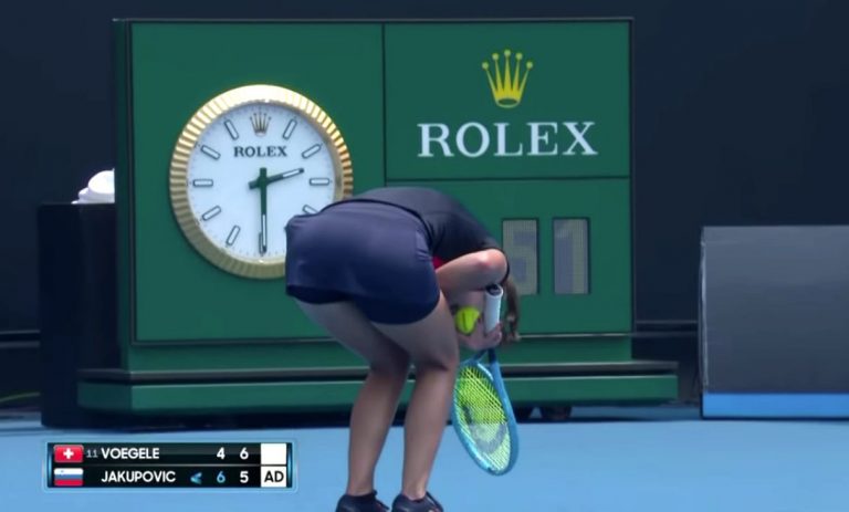 Australian Open: tennisti soffocano in campo a causa del fumo – Video