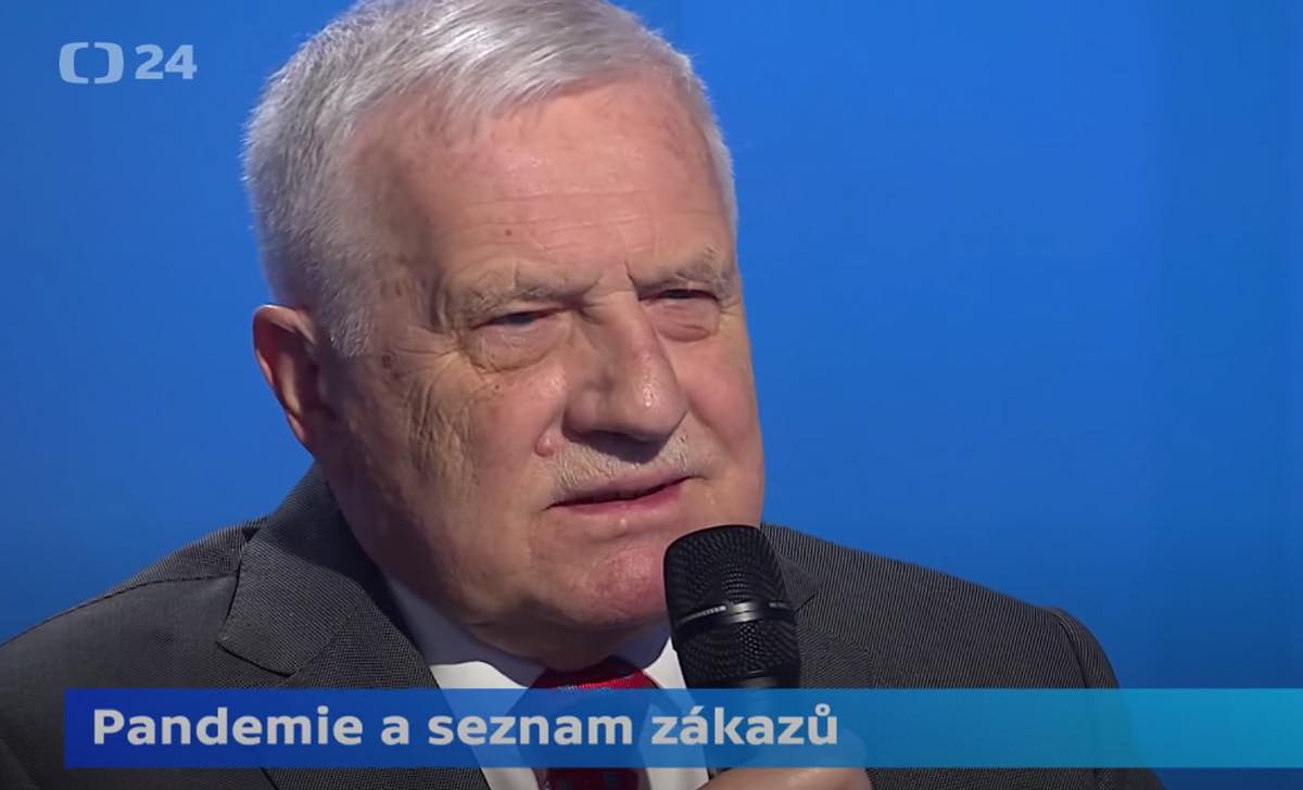 Václav Klaus microfono programma televisivo anziano presidente ceco