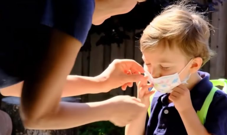 Bimbo sviene con la mascherina: quando i pediatri parlavano di fake news