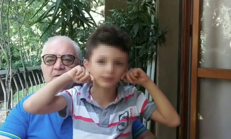 Scotch sulle mascherine, incredibile racconto di un bimbo al nonno – Video