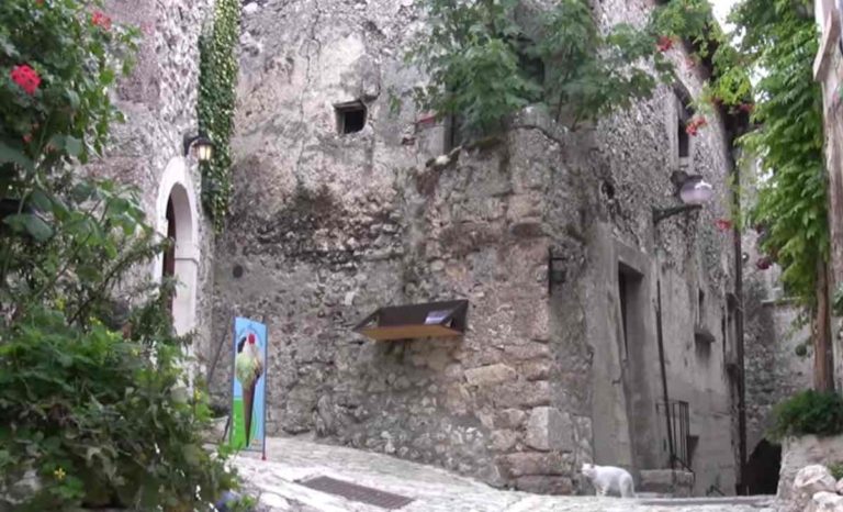 Borgo incantato offre casa e 44mila €: le condizioni per candidarsi – Video