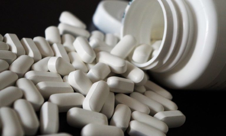 Molnupiravir approvato dal Regno Unito: malati curati a casa con le pillole