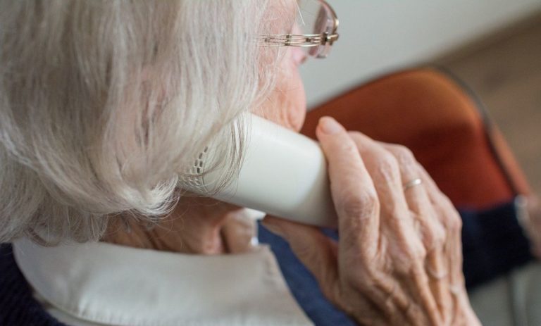 Truffa del Covid: telefonate agli anziani da finti medici e parenti ricoverati