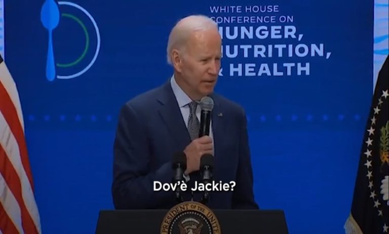 Gaffe di Biden: «Dov’è Jackie? È qui?» Ma la deputata è morta – Video