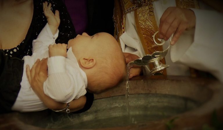 Battezzata con acido, neonata finisce in ospedale: «È stato un errore»